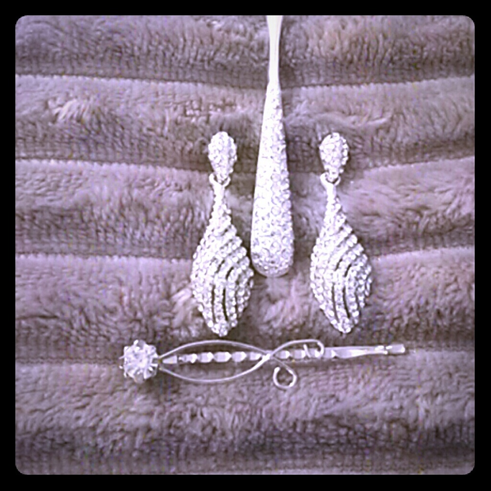 Matching necklace, earrings, and hair pin